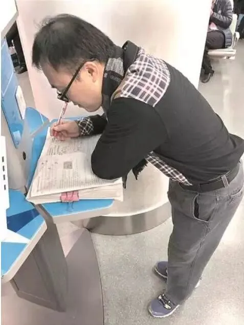 教师出差在飞机上批改试卷走红,真相却是…… 第2张