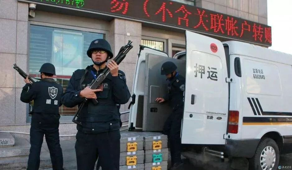 押运高考试卷81、95荷枪实弹!怎么押运人民币只有霰弹枪?|轻武专栏 第6张