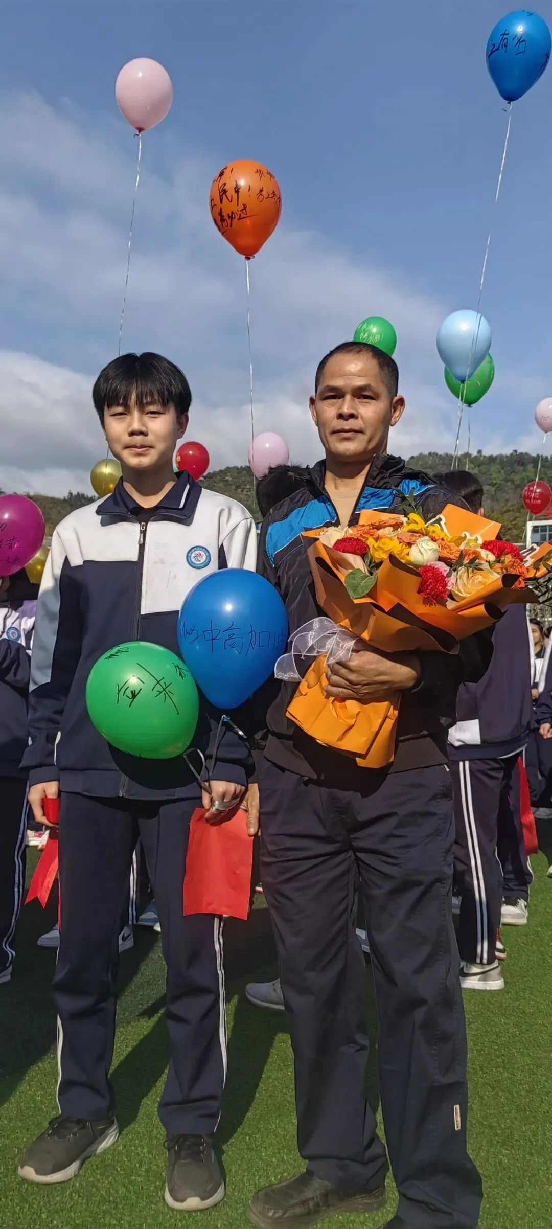 中考百日誓师,那个骑60公里摩托的父亲,看哭无数人 第1张