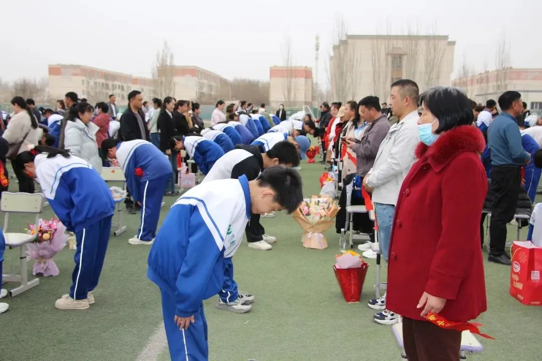 校园动态 | 十团中学举行中考百日誓师大会 吹响冲刺号角 第5张