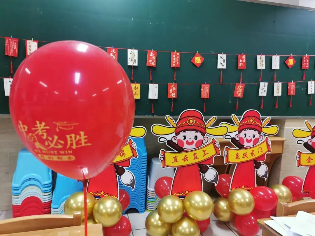 最新高考模拟考作文升格 | (36) 荧火成炬,青春当燃(郑曦同学作文+原文评析+高级教师亲写升格作文+改写说明) 第6张