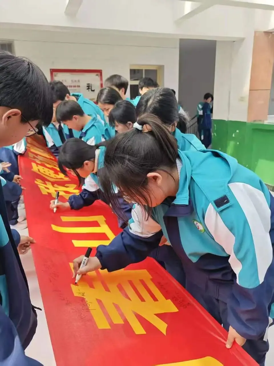 百日砺剑决战中考 蟾宫折桂不负青春——洛南仓颉九年制学校举行2026届百日冲刺誓师大会 第68张