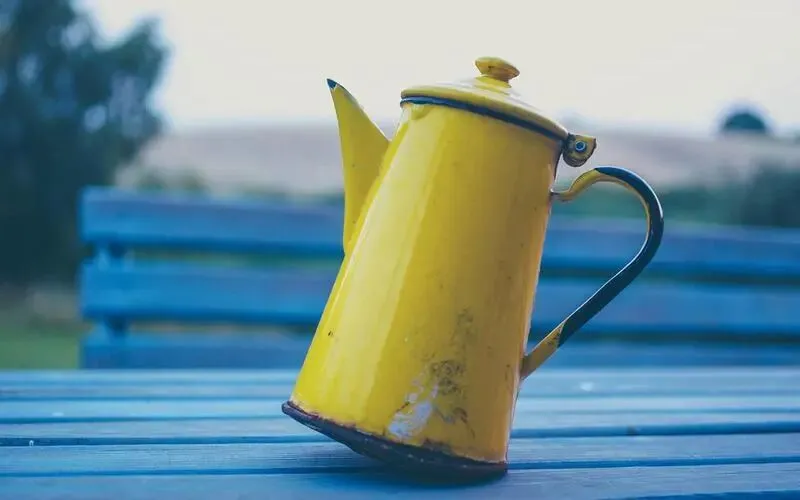 2025湖南省考面试真题:关于身边效应,就是指认为自己身边发生的事情就是整个现象,比如有人认为现在“读书无用”,你怎么看? 第2张