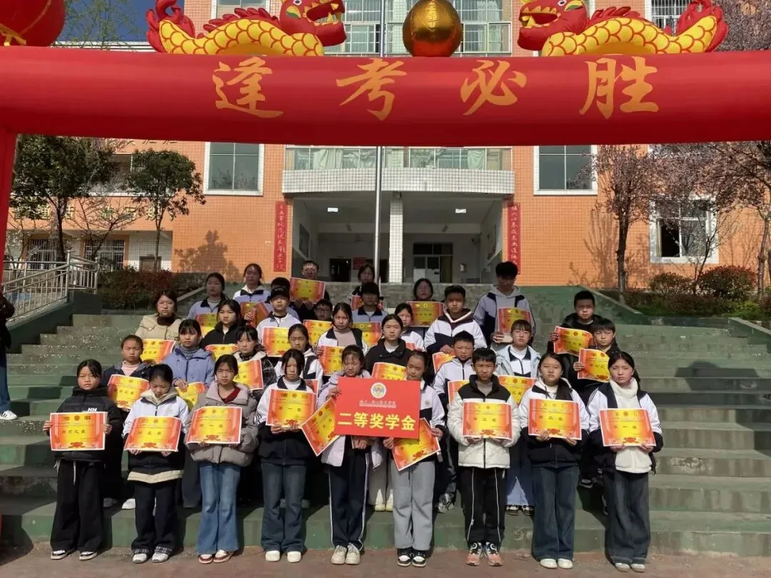 我校2026年春季学期开学典礼暨九年级中考百日誓师大会圆满举行 第9张