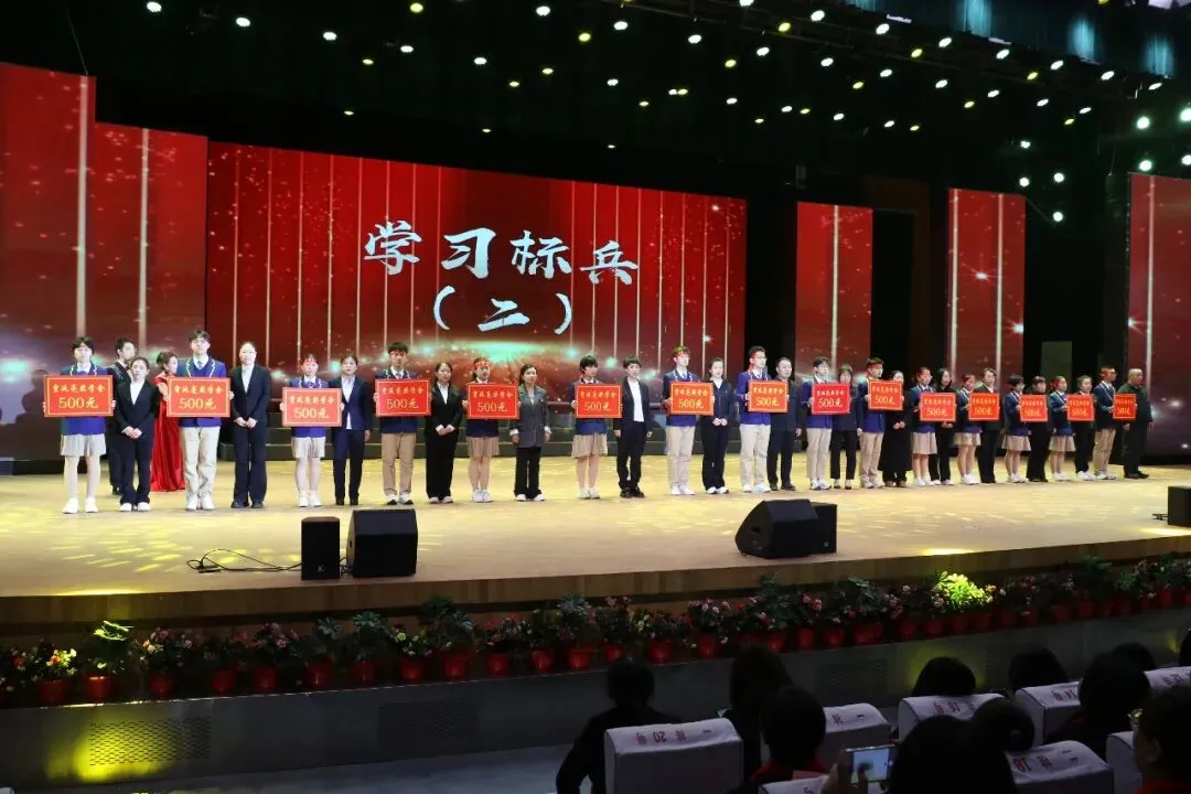 凤山学校初中部举行2026年中考百日誓师大会 第16张