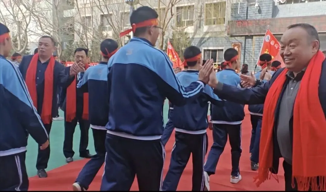 骐骥逐光,梦想起航,决胜中考——我校隆重举行初三年级百日誓师活动 第8张 骐骥逐光,梦想起航,决胜中考——我校隆重举行初三年级百日誓师活动 第8张