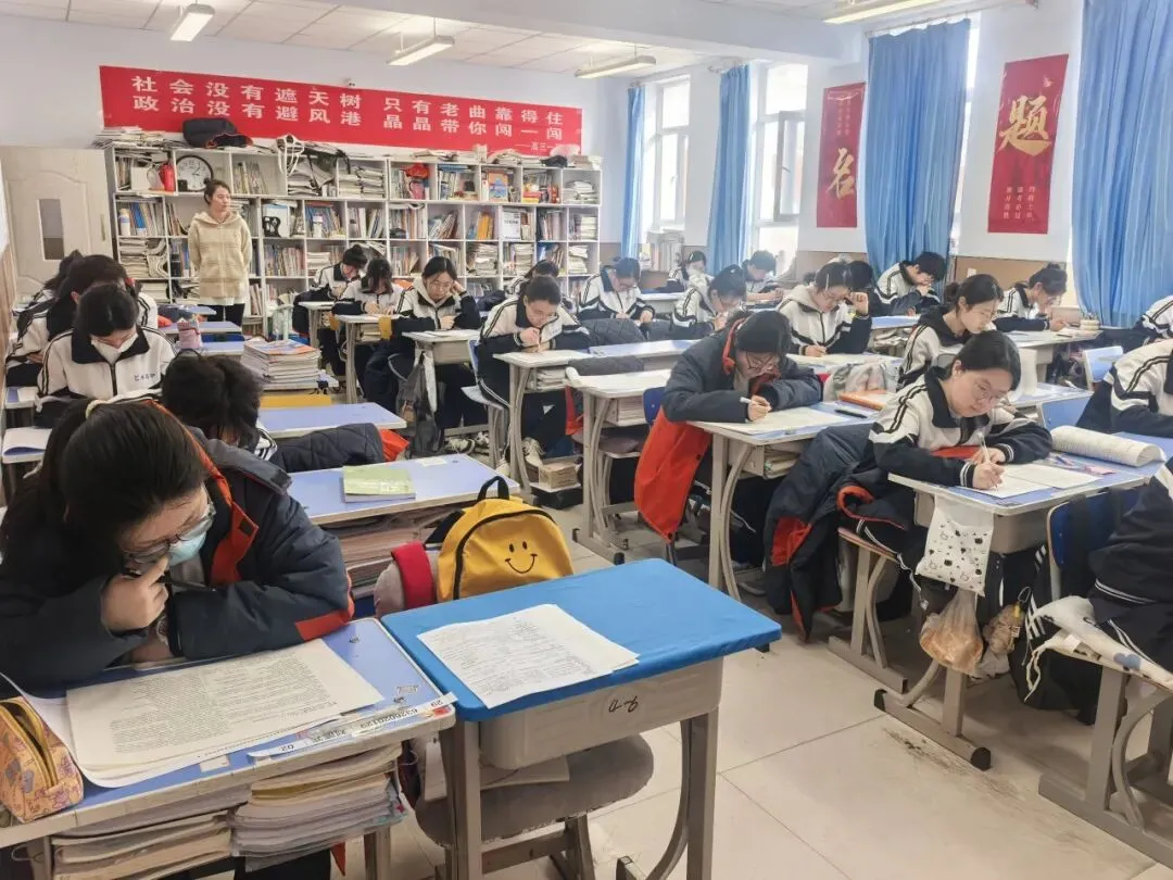 乌兰察布市艺术高中高三第一次模拟考试顺利开考 第8张