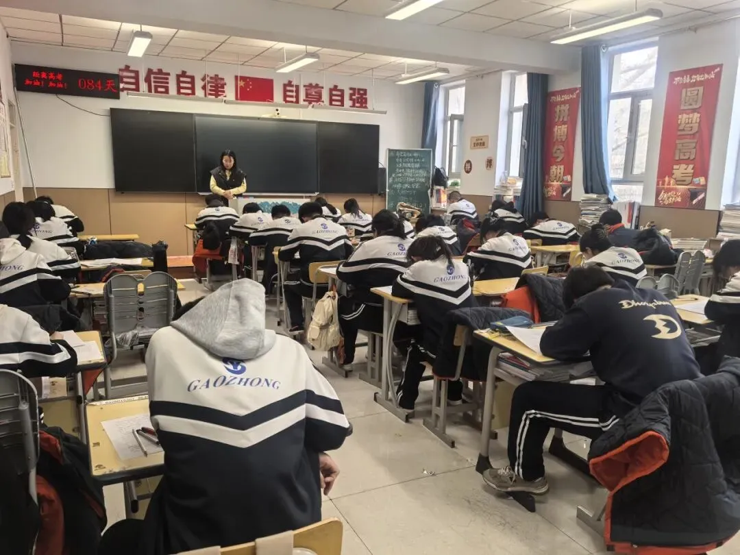 乌兰察布市艺术高中高三第一次模拟考试顺利开考 第9张