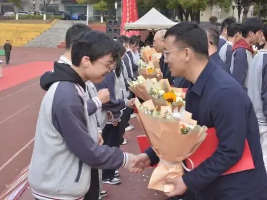 砺剑赴中考 逐梦启新程 | 万州一中初2026届中考誓师大会圆满举行 第44张 砺剑赴中考 逐梦启新程 | 万州一中初2026届中考誓师大会圆满举行 第44张