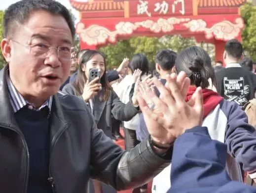 砺剑赴中考 逐梦启新程 | 万州一中初2026届中考誓师大会圆满举行 第68张 砺剑赴中考 逐梦启新程 | 万州一中初2026届中考誓师大会圆满举行 第68张