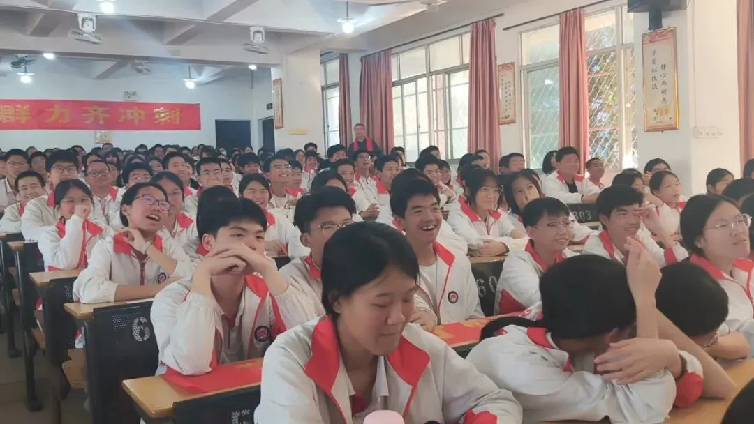 百日砺剑战中考,策马扬鞭创辉煌——南靖二中2026届中考百日冲刺誓师大会隆重举行 第39张 百日砺剑战中考,策马扬鞭创辉煌——南靖二中2026届中考百日冲刺誓师大会隆重举行 第39张