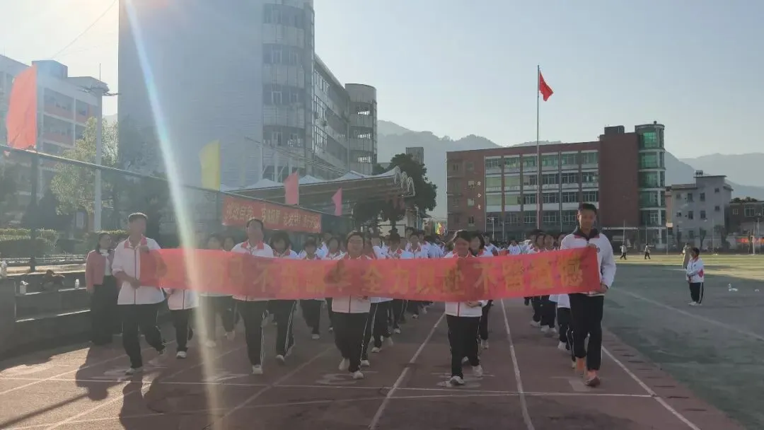 百日砺剑战中考,策马扬鞭创辉煌——南靖二中2026届中考百日冲刺誓师大会隆重举行 第61张 百日砺剑战中考,策马扬鞭创辉煌——南靖二中2026届中考百日冲刺誓师大会隆重举行 第61张