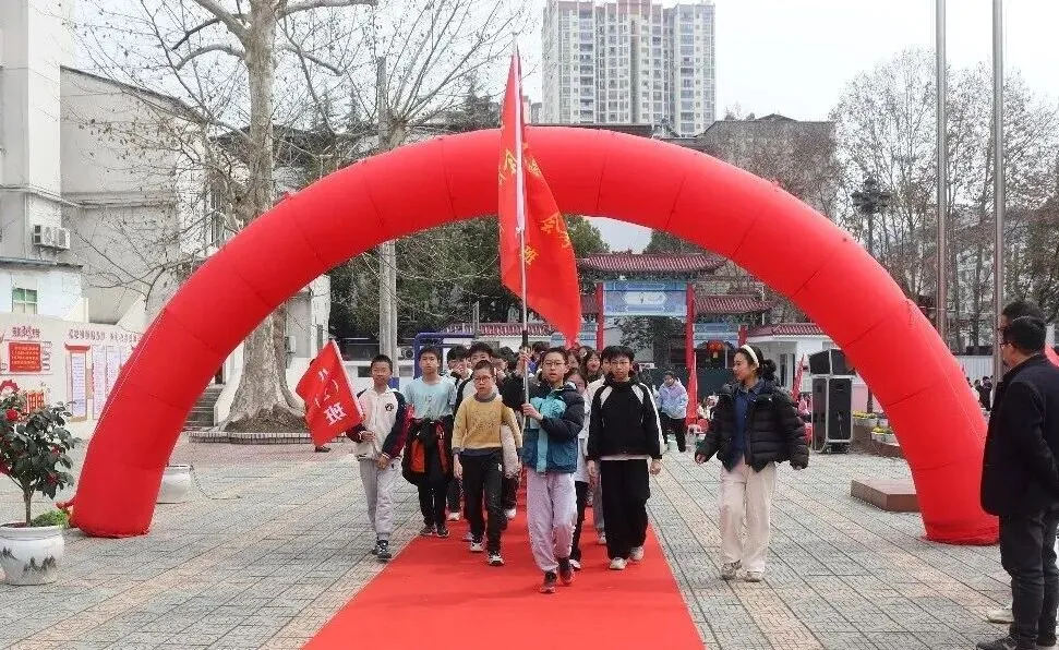 厉兵秣马迎中考,百日誓师振雄心——2026年春季学期开学典礼暨百日誓师大会 第45张 厉兵秣马迎中考,百日誓师振雄心——2026年春季学期开学典礼暨百日誓师大会 第45张