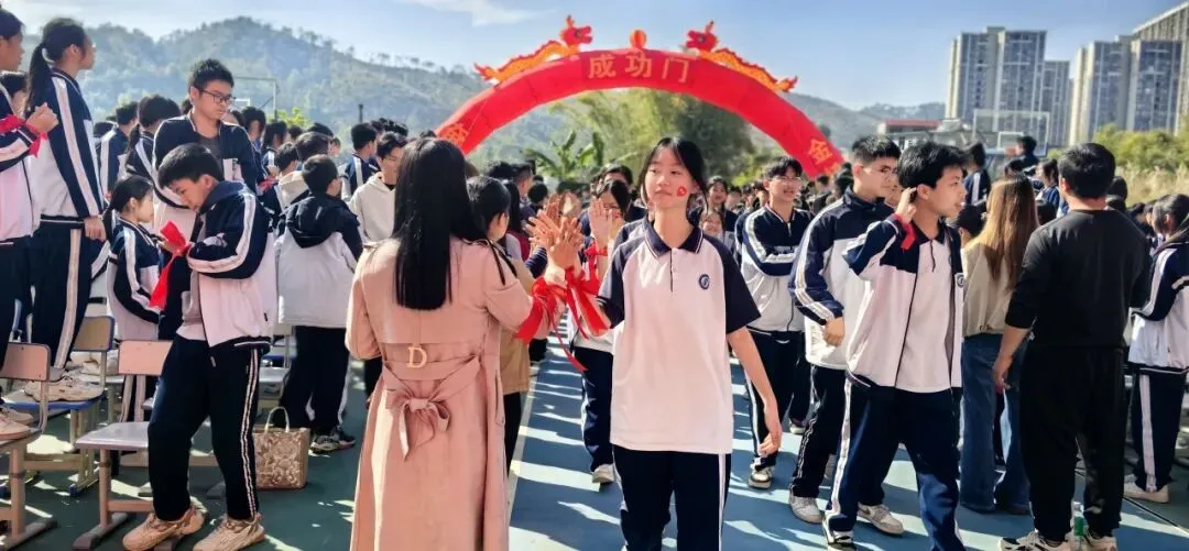 怀集二中八年级开学大会暨中考冲刺誓师大会顺利举行 第53张