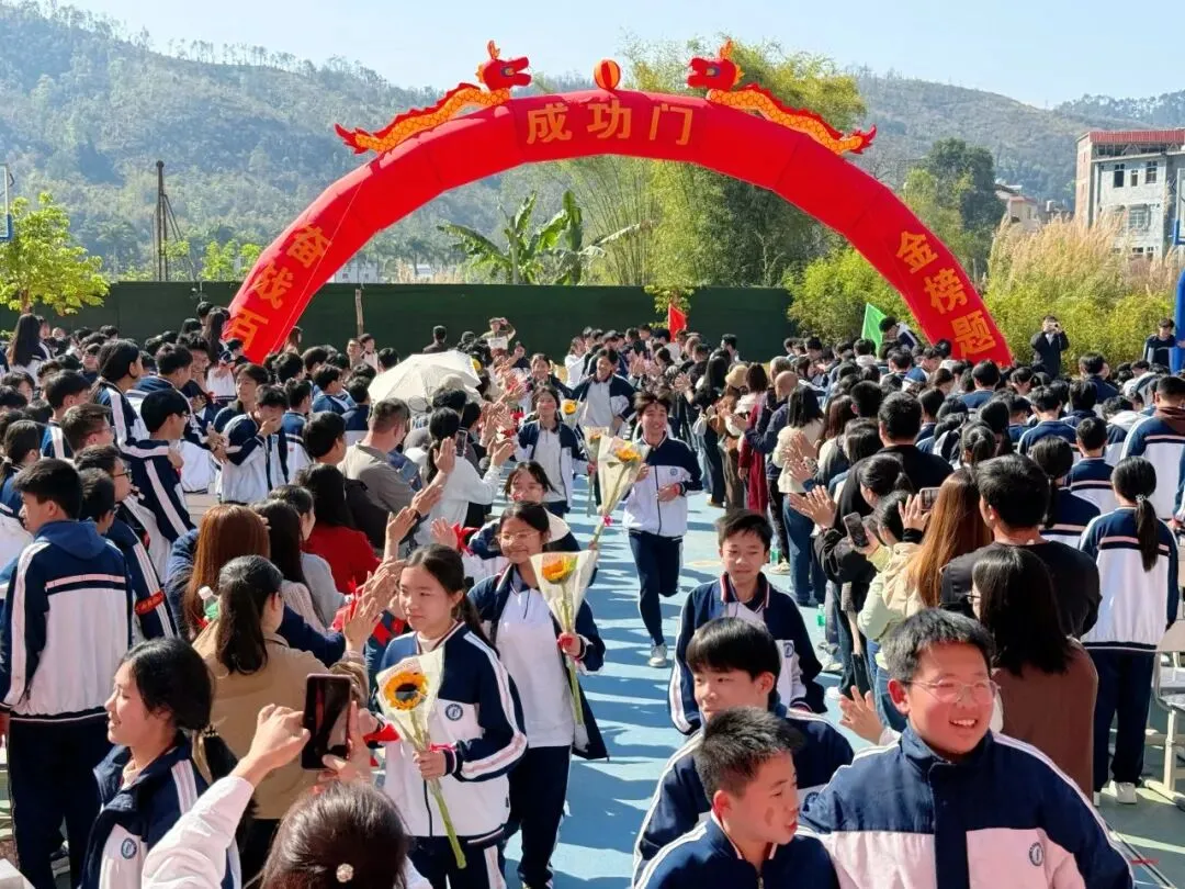 怀集二中八年级开学大会暨中考冲刺誓师大会顺利举行 第54张