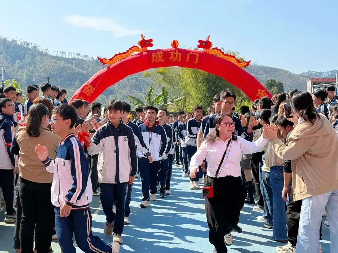 怀集二中八年级开学大会暨中考冲刺誓师大会顺利举行 第55张