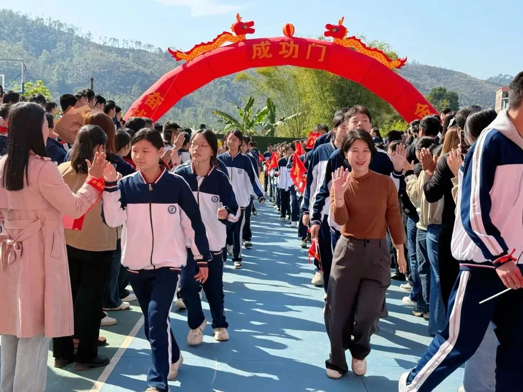 怀集二中八年级开学大会暨中考冲刺誓师大会顺利举行 第56张