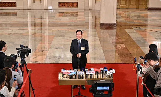 26中考时政热点及模拟试题(1)两会/国企改革/AI产业/银发权益/民生提案 第5张