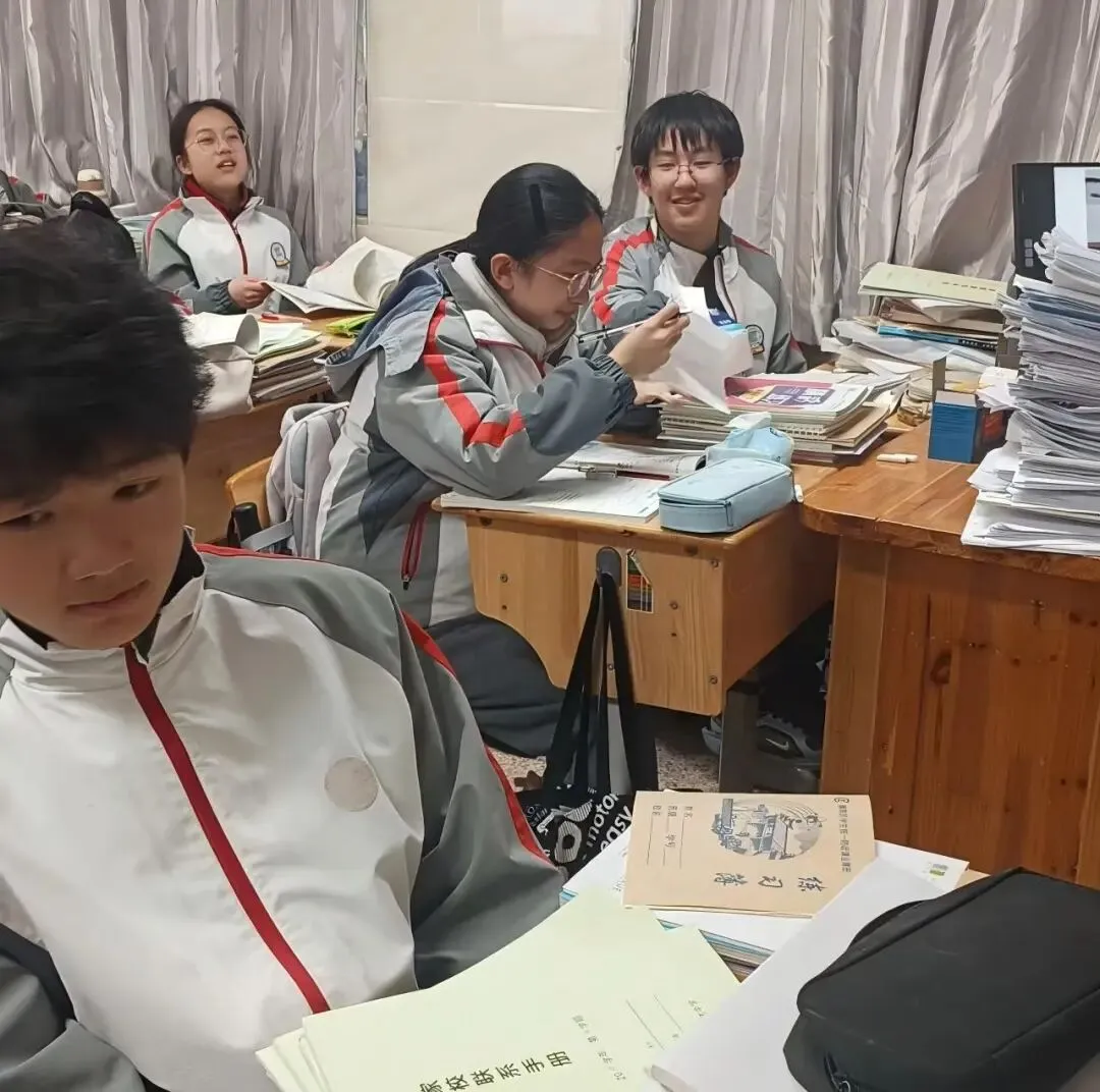 吹响冲锋号,共筑青春梦——910蛟龙班中考百日誓师主题班会纪实 第27张 吹响冲锋号,共筑青春梦——910蛟龙班中考百日誓师主题班会纪实 第27张