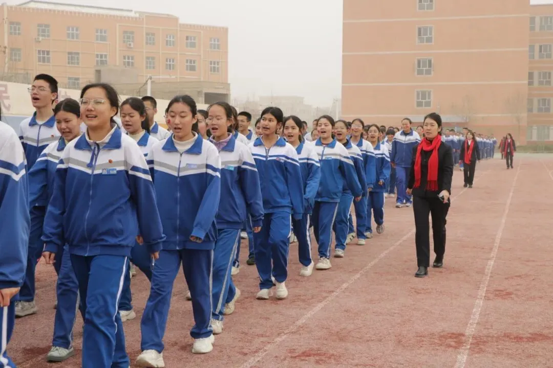 【中考动态】百日磨砺终亮剑 全力以赴定乾坤 —— 我校隆重举行2026届百日誓师大会 第14张 【中考动态】百日磨砺终亮剑 全力以赴定乾坤 —— 我校隆重举行2026届百日誓师大会 第14张