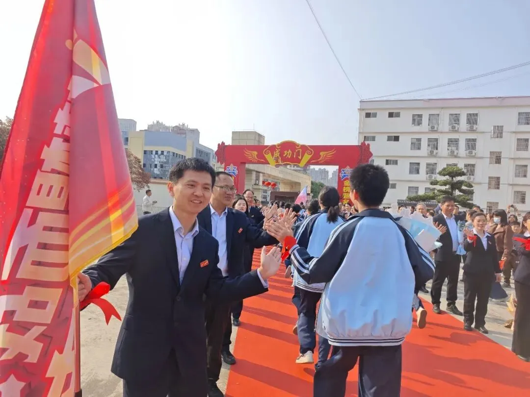 百日逐梦酬壮志 马跃中考铸辉煌——博白县实验中学举行2026届百日誓师大会 第30张 百日逐梦酬壮志 马跃中考铸辉煌——博白县实验中学举行2026届百日誓师大会 第30张