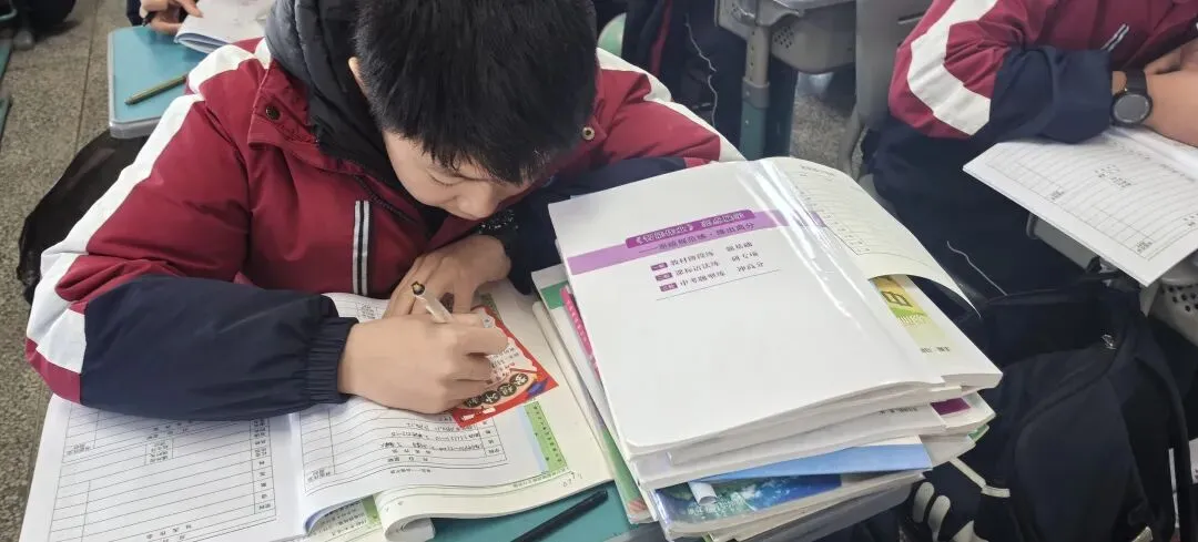 暖心教育|百日冲刺战中考 一鼓作气创辉煌 ---------独山港中学举行2026年百日誓师大会 第27张 暖心教育|百日冲刺战中考 一鼓作气创辉煌 ---------独山港中学举行2026年百日誓师大会 第27张