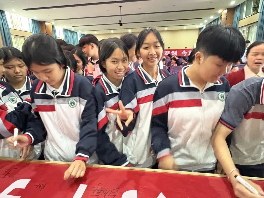 百日誓师燃壮志 逐梦中考谱新篇——勐仑中学初三中考百日誓师活动圆满举行 第18张