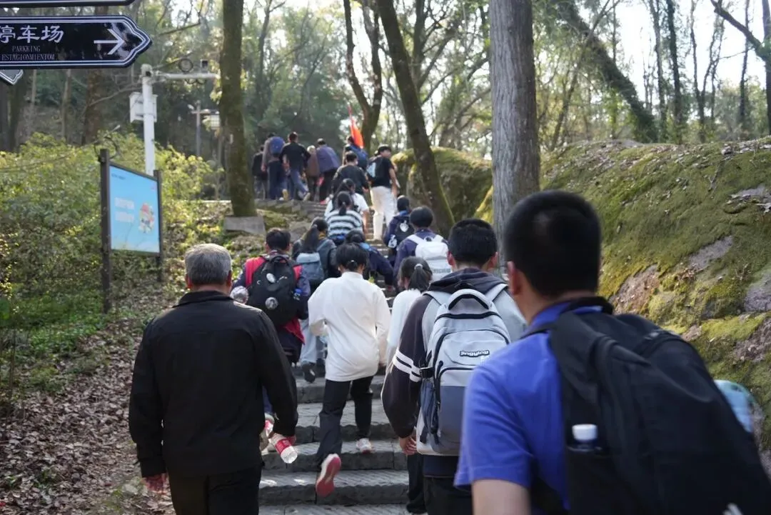 冲刺中考,勇攀高峰——丽水市文元学校2026届远足登山活动圆满举行 第7张