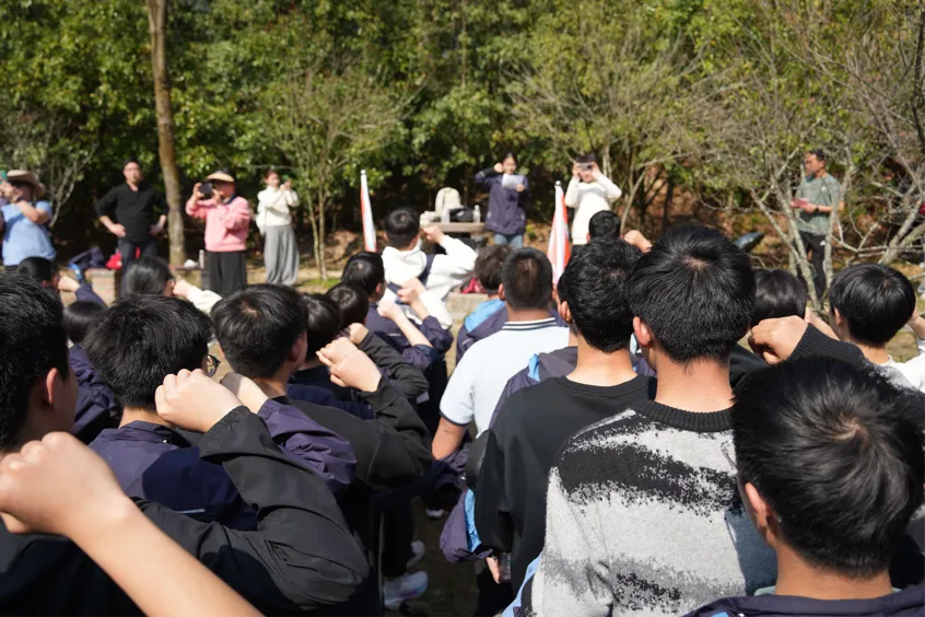 冲刺中考,勇攀高峰——丽水市文元学校2026届远足登山活动圆满举行 第13张