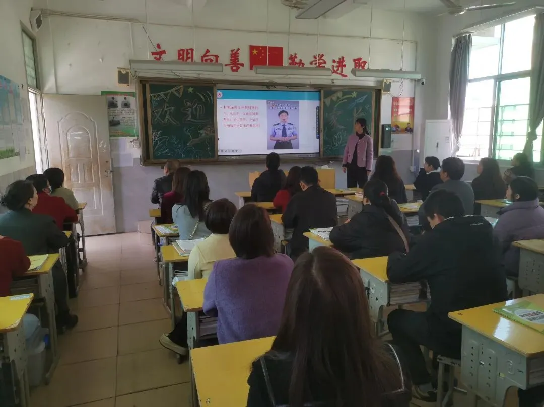 凝心聚力备中考,家校携手促圆梦——我校九年级中考复习动员家长会顺利召开 第13张 凝心聚力备中考,家校携手促圆梦——我校九年级中考复习动员家长会顺利召开 第13张