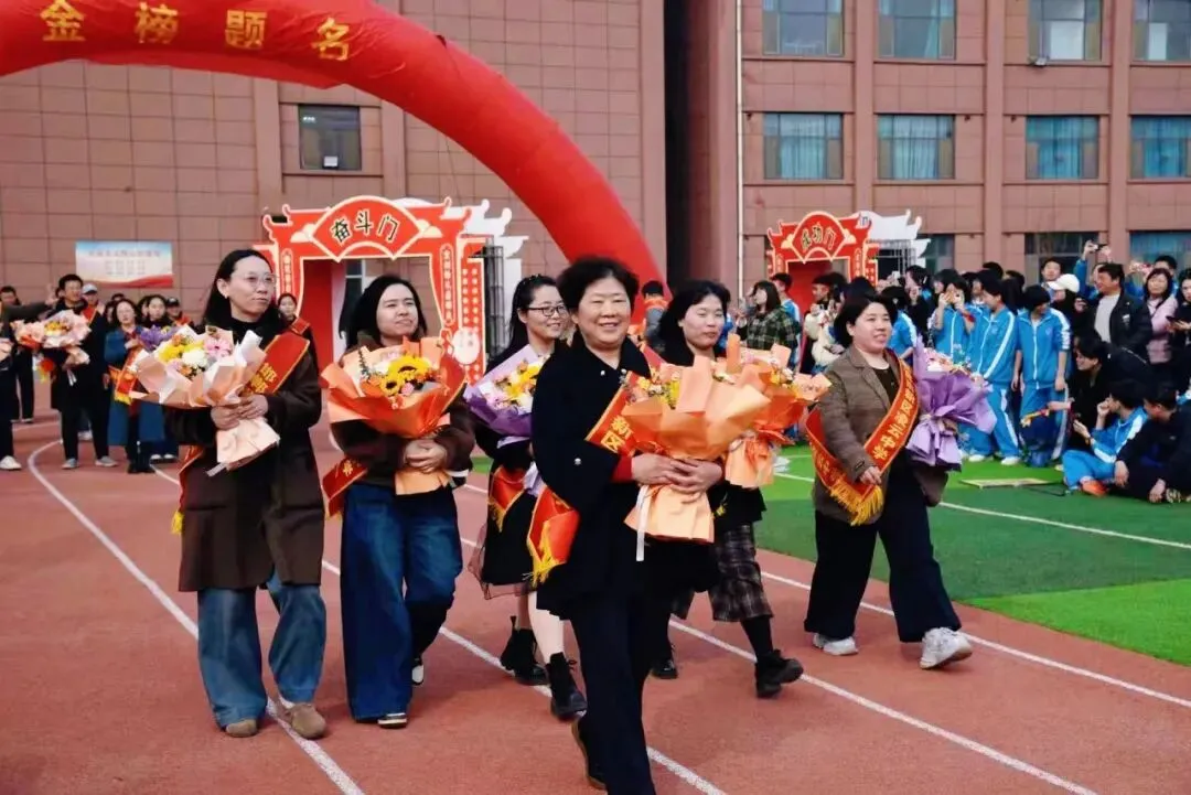 百日奋战再扬凌云之志,决战中考2026赓续辉煌——精英凌云中学初三年级百日誓师大会圆满举行 第32张 百日奋战再扬凌云之志,决战中考2026赓续辉煌——精英凌云中学初三年级百日誓师大会圆满举行 第32张