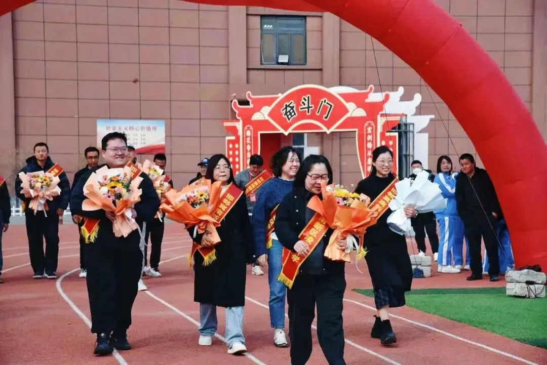 百日奋战再扬凌云之志,决战中考2026赓续辉煌——精英凌云中学初三年级百日誓师大会圆满举行 第34张 百日奋战再扬凌云之志,决战中考2026赓续辉煌——精英凌云中学初三年级百日誓师大会圆满举行 第34张