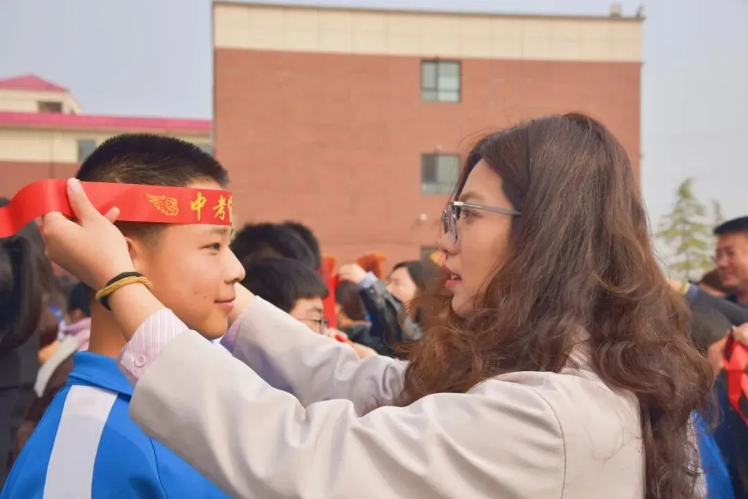 百日奋战再扬凌云之志,决战中考2026赓续辉煌——精英凌云中学初三年级百日誓师大会圆满举行 第40张 百日奋战再扬凌云之志,决战中考2026赓续辉煌——精英凌云中学初三年级百日誓师大会圆满举行 第40张