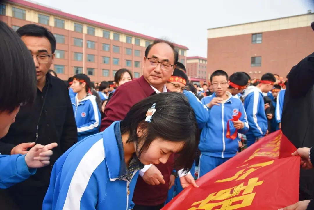 百日奋战再扬凌云之志,决战中考2026赓续辉煌——精英凌云中学初三年级百日誓师大会圆满举行 第41张 百日奋战再扬凌云之志,决战中考2026赓续辉煌——精英凌云中学初三年级百日誓师大会圆满举行 第41张