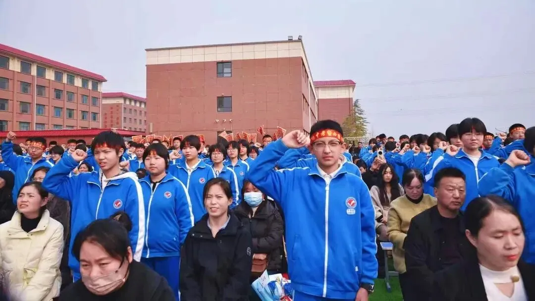 百日奋战再扬凌云之志,决战中考2026赓续辉煌——精英凌云中学初三年级百日誓师大会圆满举行 第48张 百日奋战再扬凌云之志,决战中考2026赓续辉煌——精英凌云中学初三年级百日誓师大会圆满举行 第48张