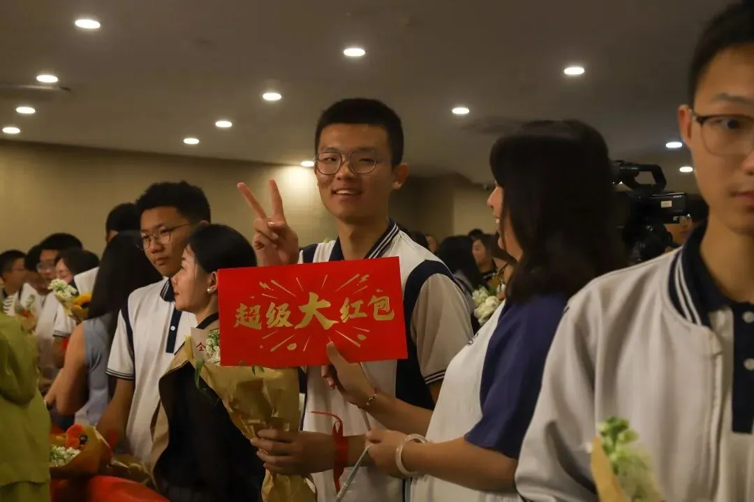 我校初中部举行中考誓师大会 第9张