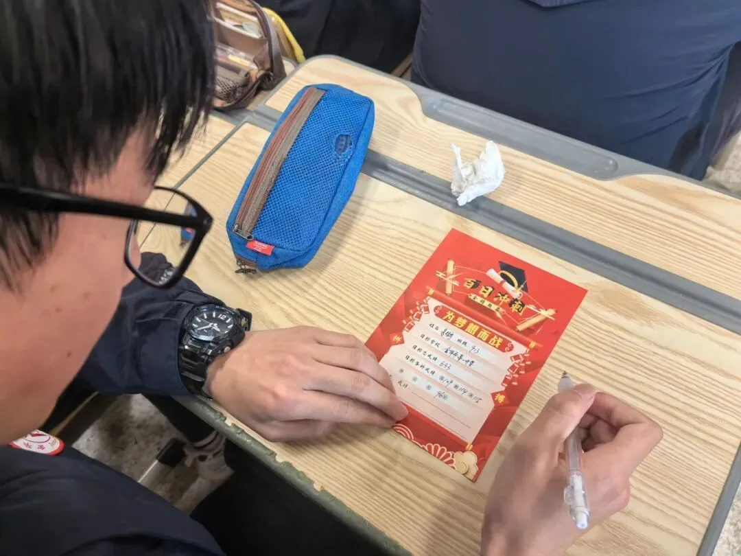 百日砺剑 逐梦中考——南苑中学九(13)班举行初三中考百日誓师活动 第32张