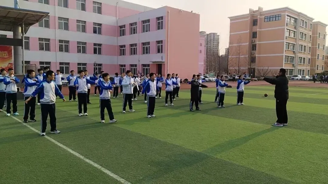 【3923期】冲刺体育中考,规范成就精彩——走进青岛六十三中九年级田文斌老师的体育常规课 第9张