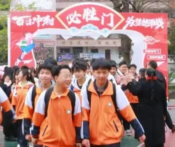 【校园动态】六盘水市第十二中学举行中考冲刺誓师大会 第10张