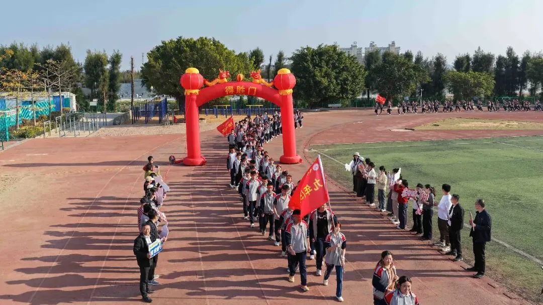 【深化十个抓·抓成效】砺剑冲刺,决胜中考——我校隆重举行2026届九年级毕业班＂青春逐梦·励志前行＂德育活动 第12张