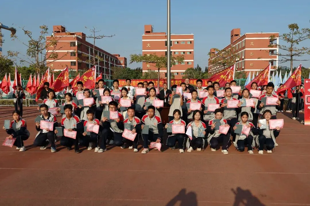 【深化十个抓·抓成效】砺剑冲刺,决胜中考——我校隆重举行2026届九年级毕业班＂青春逐梦·励志前行＂德育活动 第22张