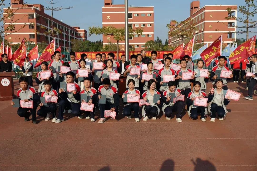 【深化十个抓·抓成效】砺剑冲刺,决胜中考——我校隆重举行2026届九年级毕业班＂青春逐梦·励志前行＂德育活动 第23张