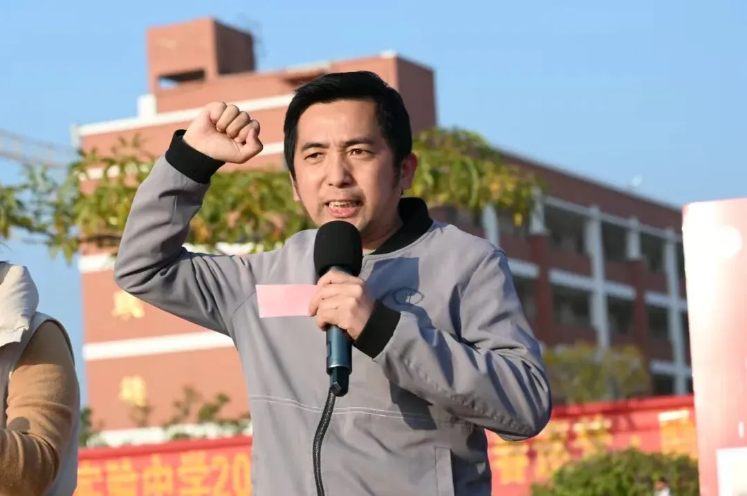 【深化十个抓·抓成效】砺剑冲刺,决胜中考——我校隆重举行2026届九年级毕业班＂青春逐梦·励志前行＂德育活动 第30张