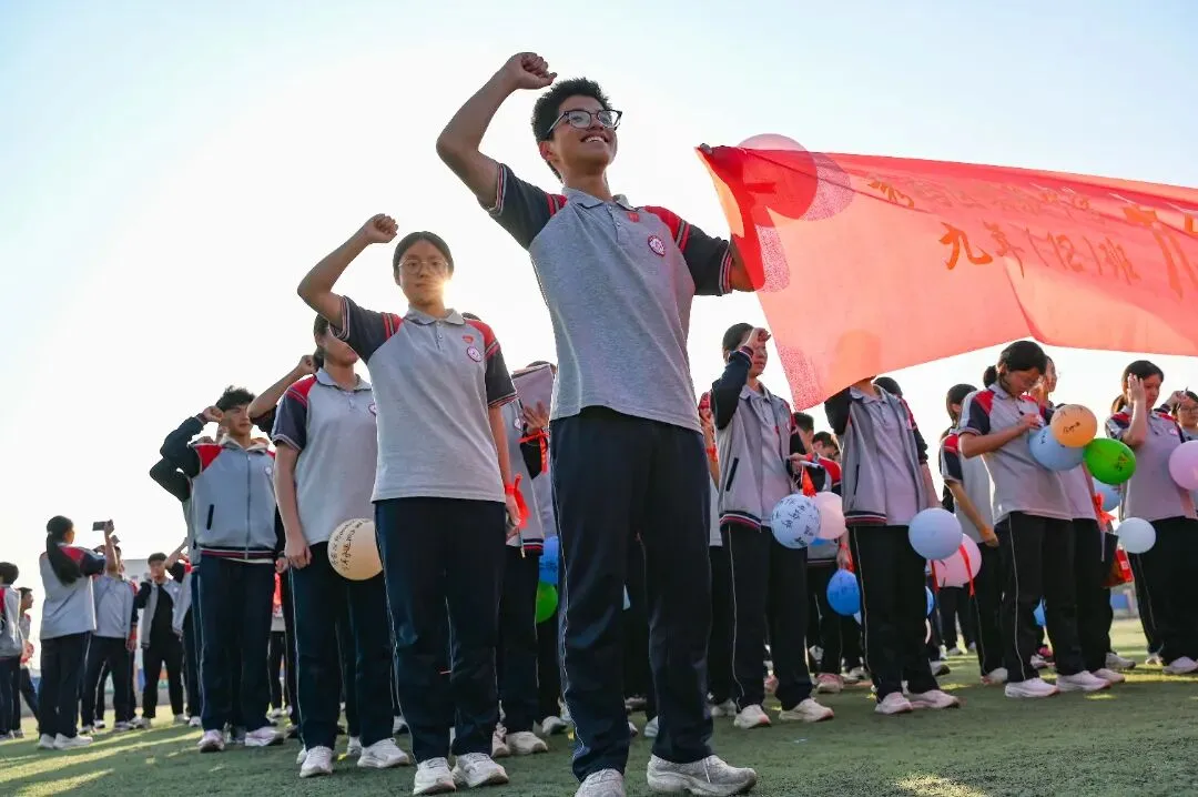 【深化十个抓·抓成效】砺剑冲刺,决胜中考——我校隆重举行2026届九年级毕业班＂青春逐梦·励志前行＂德育活动 第33张