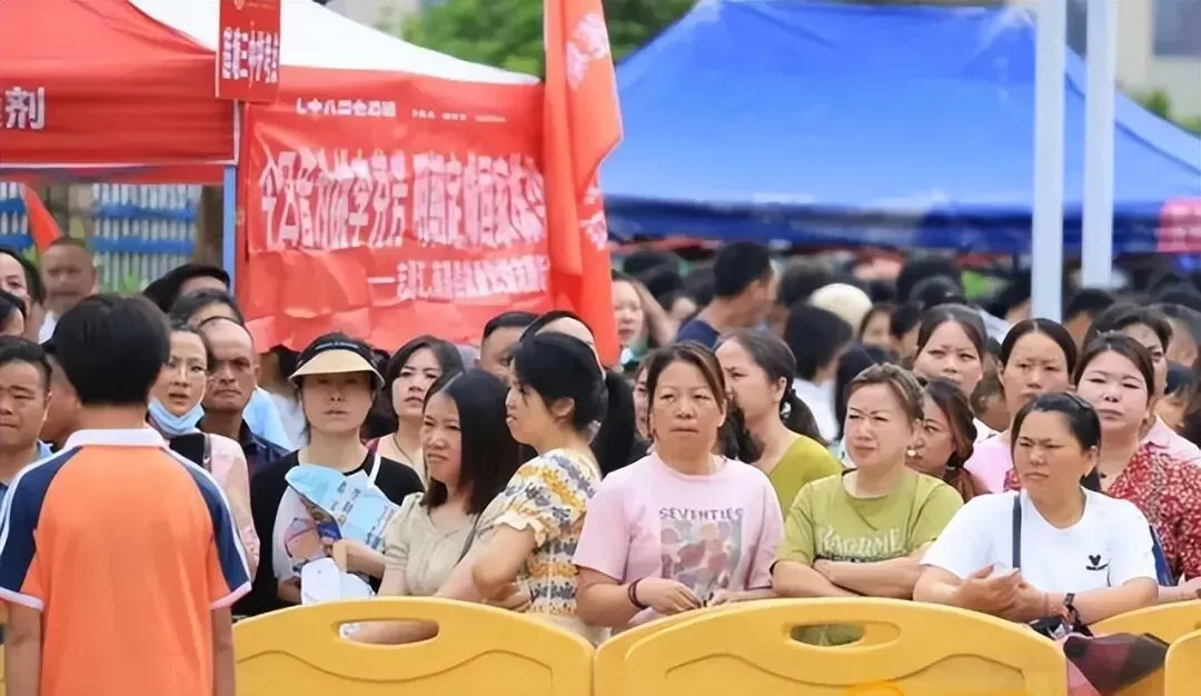 多地宣布生物地理不再计入中考总分,网友直呼:生物地理可以计入,能不能把英语给取消了 第2张