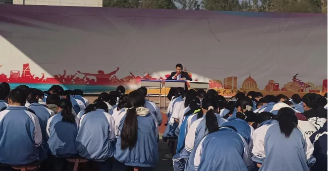 调适心态迎中考 赋能前行向未来——莫小康校长为九年级学子开展心理团辅活动 第1张