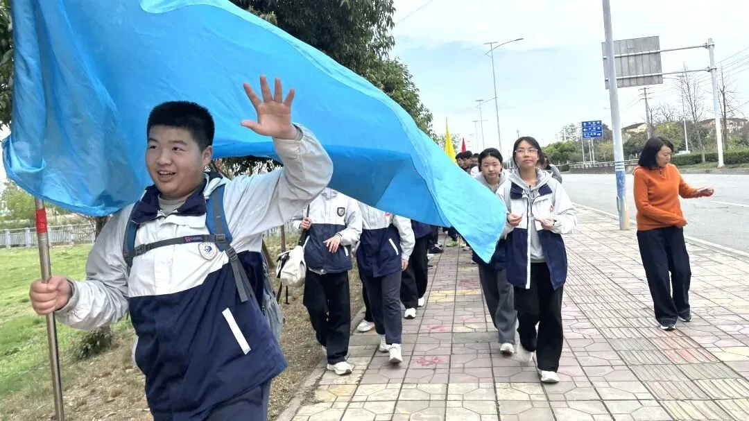 徒步磨砺凌云志,冲刺中考向未来——宏德学校初三中考“冲刺”暨徒步励志春游活动圆满举行 第3张