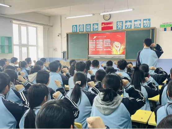 水师中学校九年级组召开“决胜中考 携手未来”百日冲刺主题班会 第5张