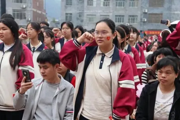 “砺志笃行承五色 百日冲刺战中考”忻城县民族中学2026年中考百日誓师大会 第60张