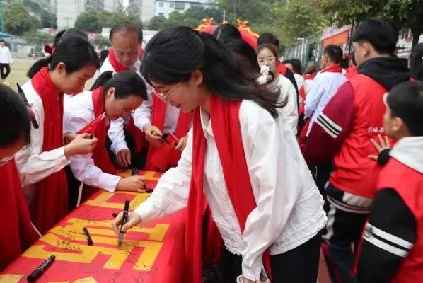 “砺志笃行承五色 百日冲刺战中考”忻城县民族中学2026年中考百日誓师大会 第75张